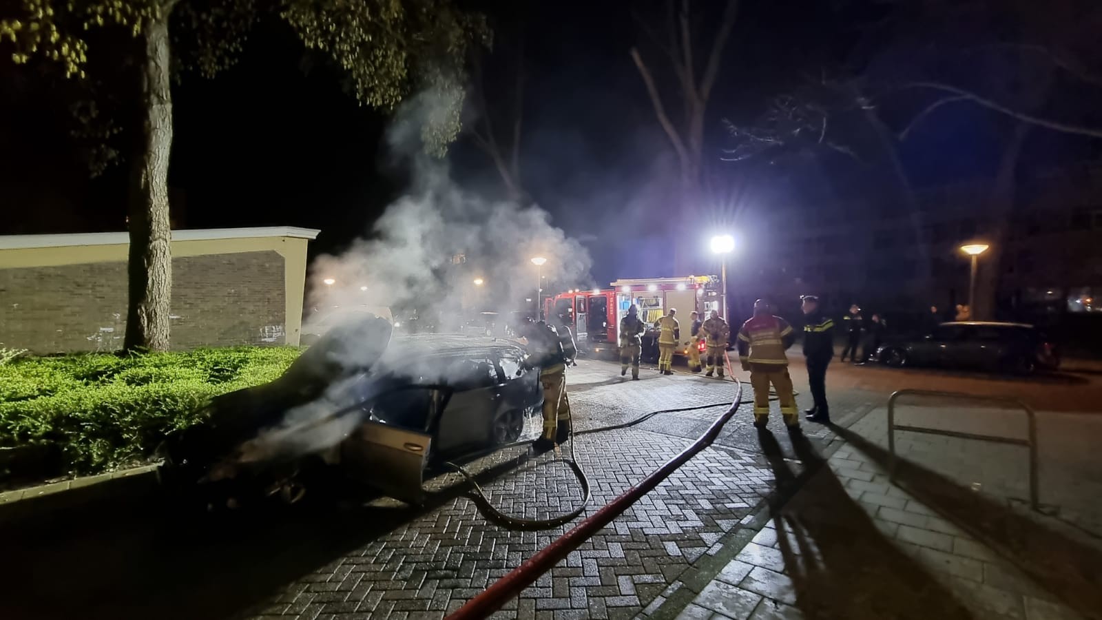 Geparkeerde auto in vlammen op in Nieuw-West