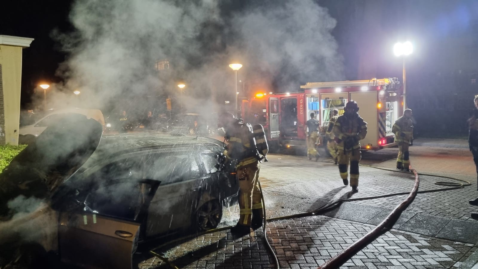 Geparkeerde auto in vlammen op in Nieuw-West