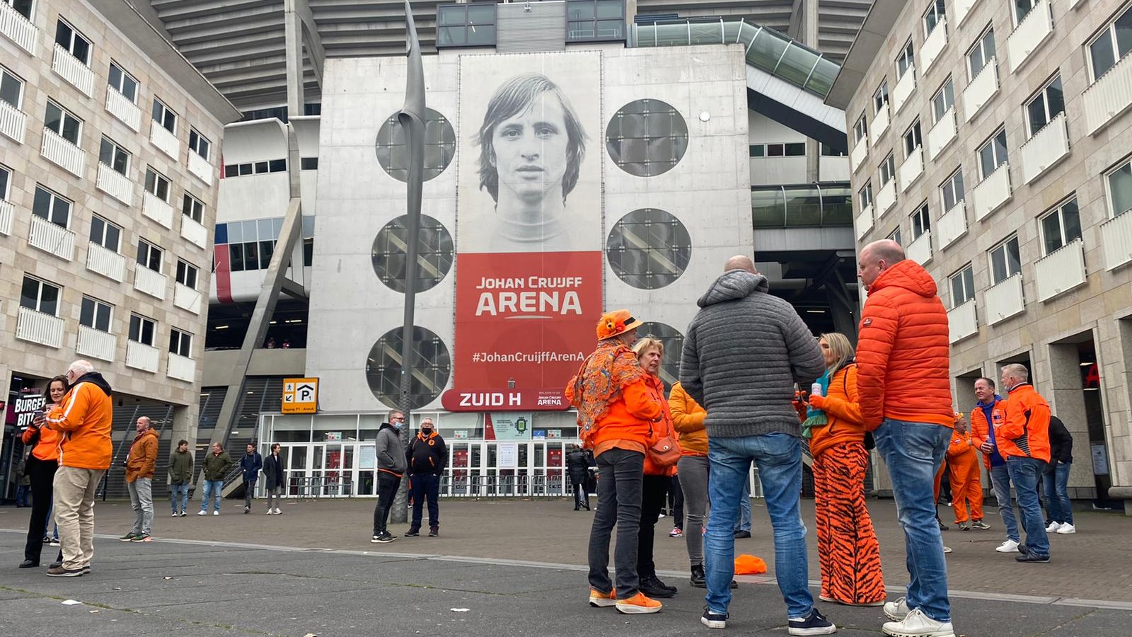 Oranjesupporters bij Johan Cruijff Arena