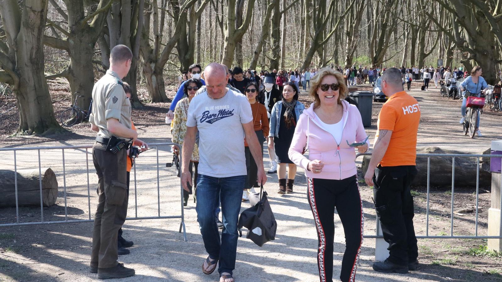 Bezoekers in lange rij voor Bloesempark in Amsterdamse Bos