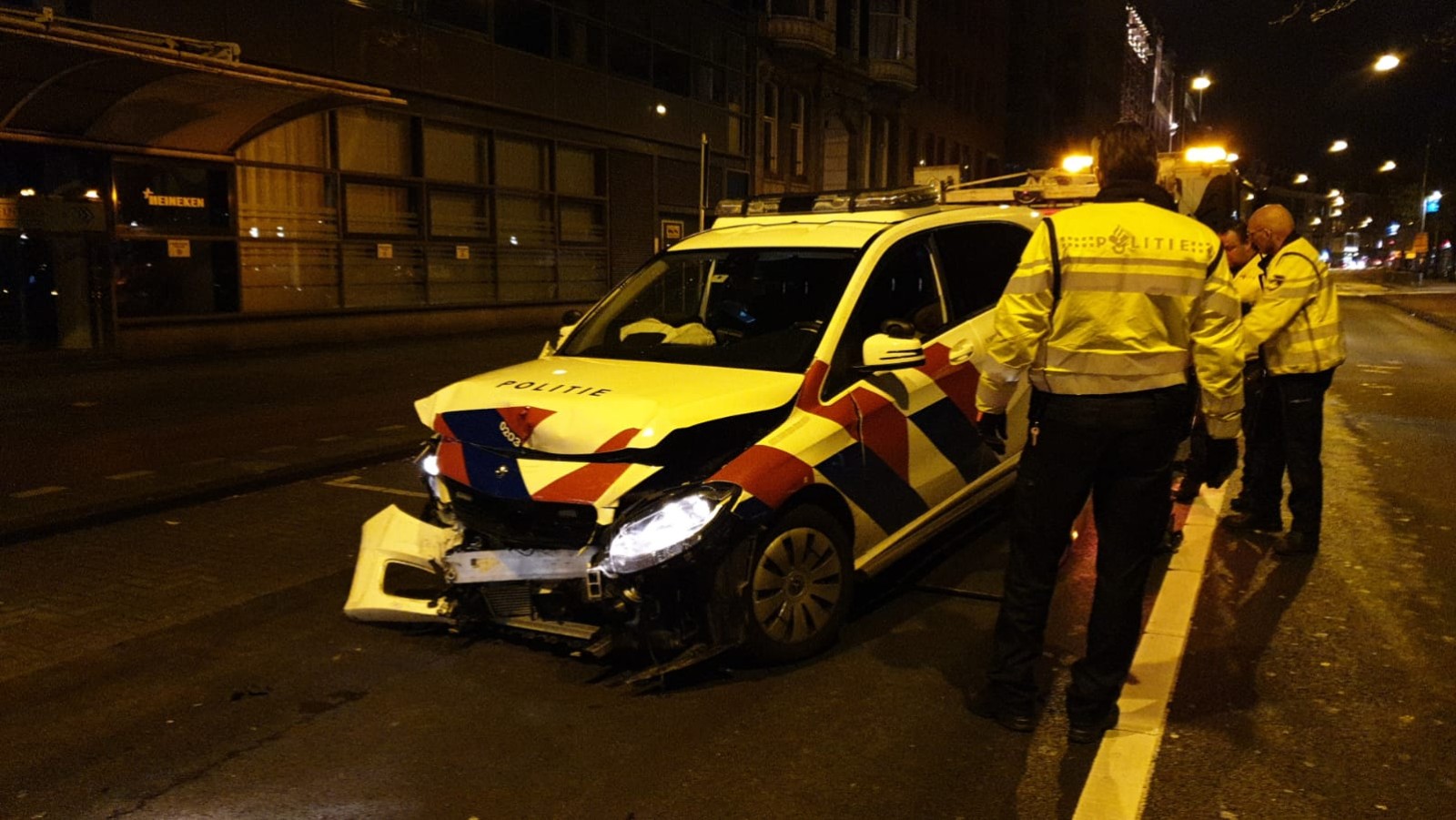 Drie inzittenden aangehouden na crash tussen auto en politieauto op Stadhouderskade