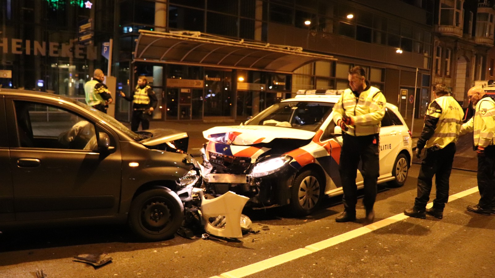 Drie inzittenden aangehouden na crash tussen auto en politieauto op Stadhouderskade