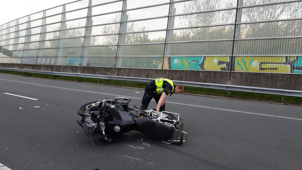 Motorrijder Gewond Bij Eenzijdig Ongeval Op Verbindingsweg A10 - AT5