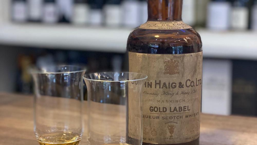 Minder verkoper Huichelaar Negentig jaar oude whisky gevonden in wijnkelder: "Ik wil 'm proeven!" - AT5