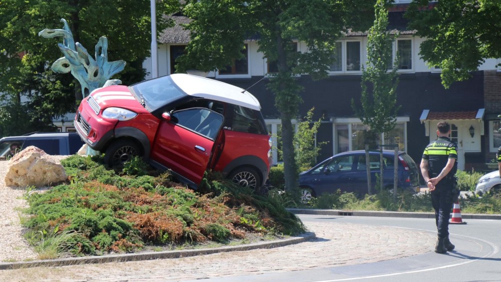 Bestuurder Brommobiel Verliest Macht Over Het Stuur En Belandt Bovenop ...