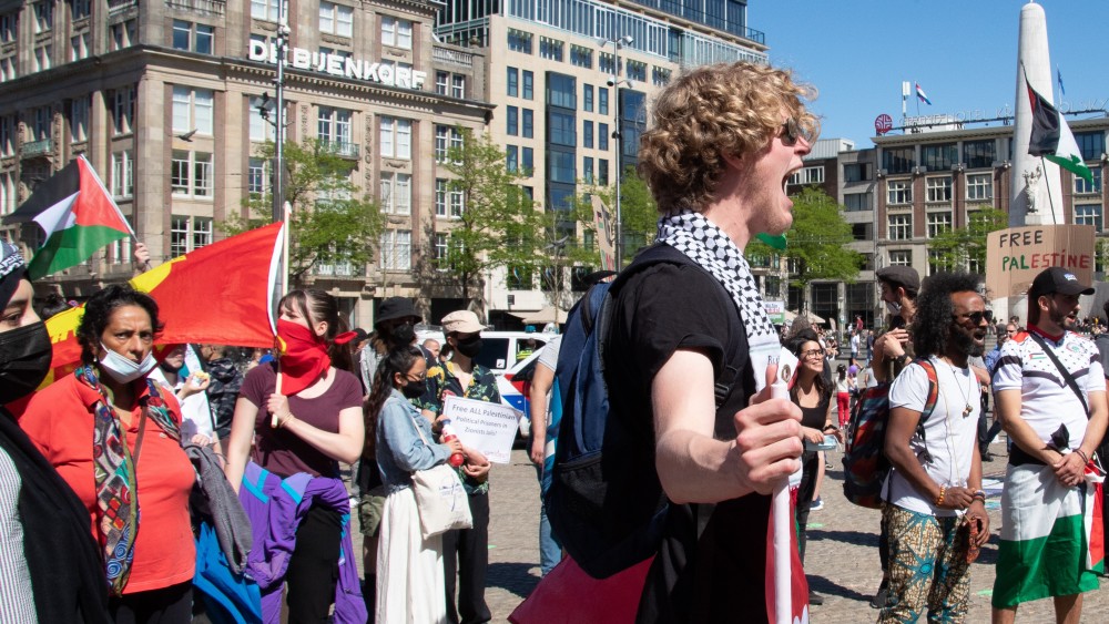 Pro-Palestina-demonstratie+in+Groningen+loopt+uit+de+hand.+Politie+grijpt+hardhandig+in.+Bekijk+de+beelden