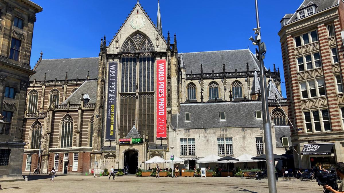 Vanaf 40 meter hoogte uitkijken op de Dam: dak van De Nieuwe Kerk