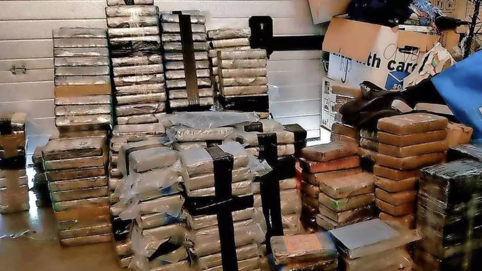 Amsterdamse politie vindt 3000 kilo coke en 11 miljoen euro in De Kwakel
