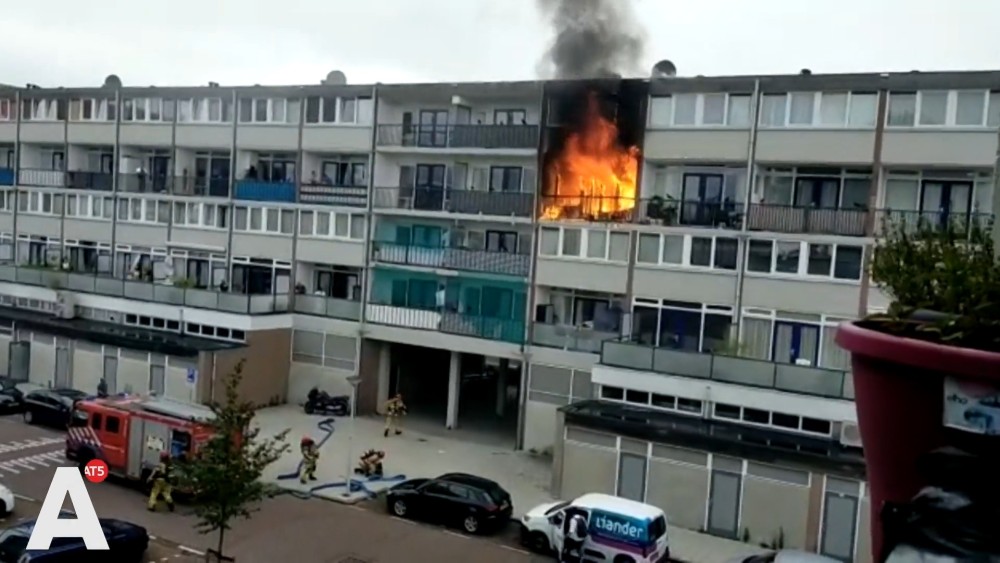 Uitslaande brand in flatwoning in Geuzenveld, bewoner naar ziekenhuis
