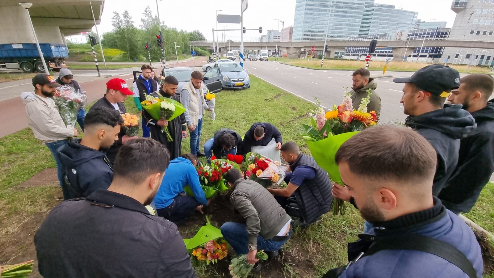Bloemen voor bij aanrijding overleden Muhammed