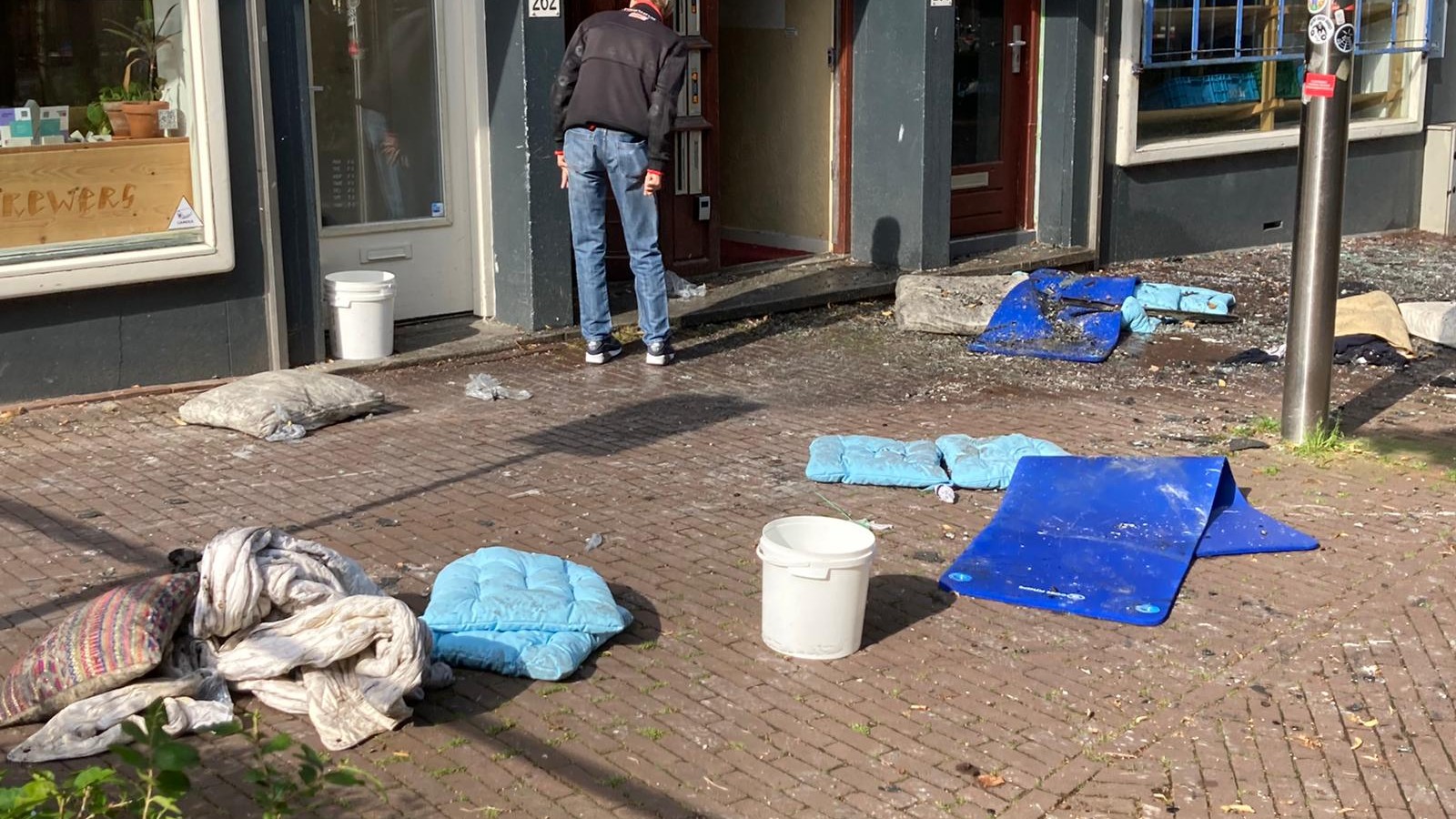 Tweetal ernstig gewond na sprong uit raam bij uitslaande brand Van Hallstraat