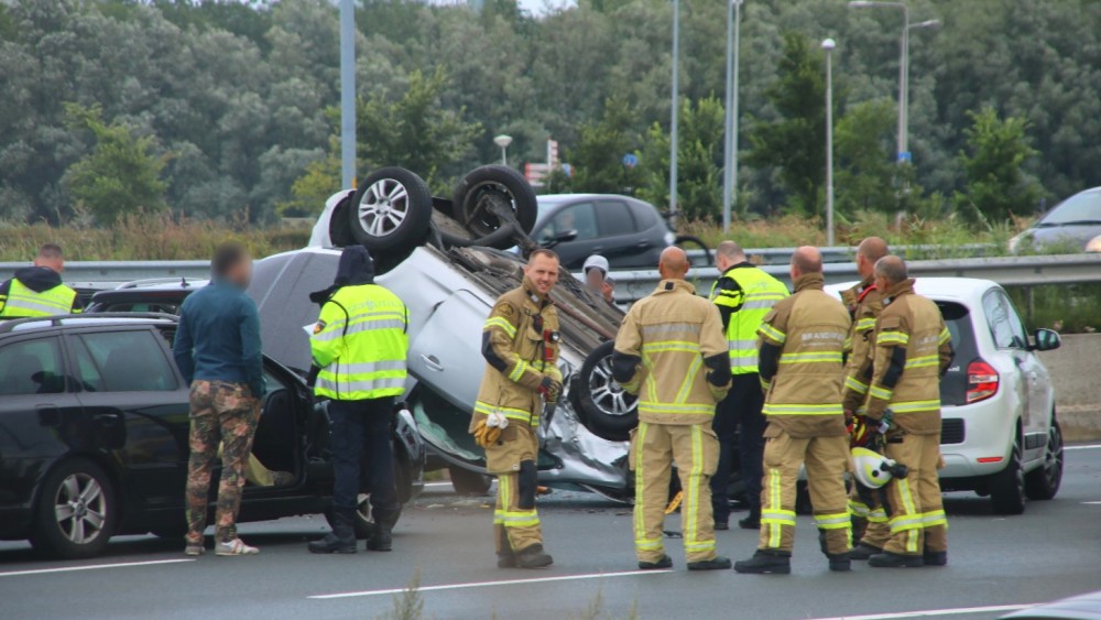 Auto Over De Kop Bij Ongeluk Op A1, Vijf Inzittenden Lichtgewond - AT5