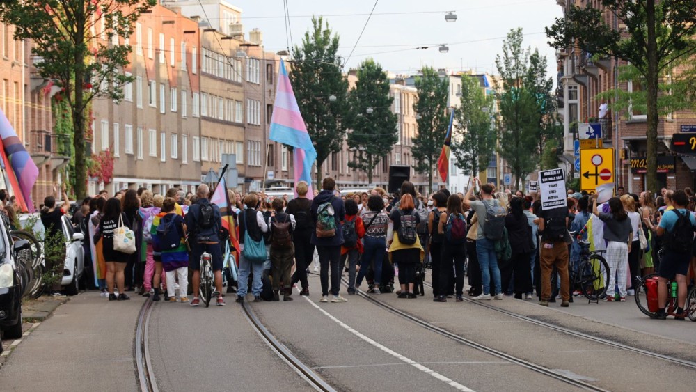 Paar Honderd Deelnemers Aan Protestmars In West Voor Mishandelde Mala - AT5