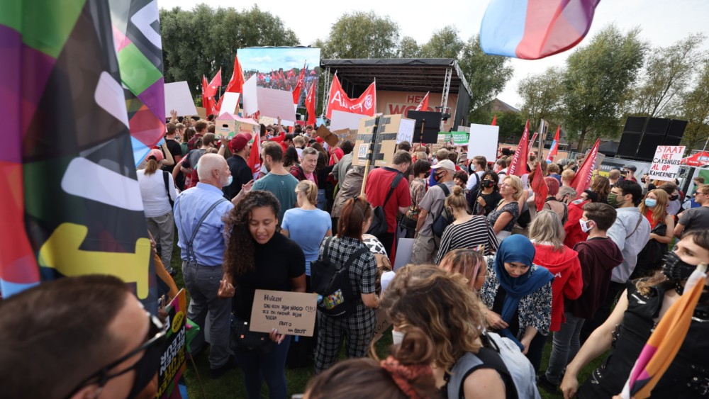 Duizenden Demonstranten Bij Woonprotest: "Mens Boven Markt" - AT5