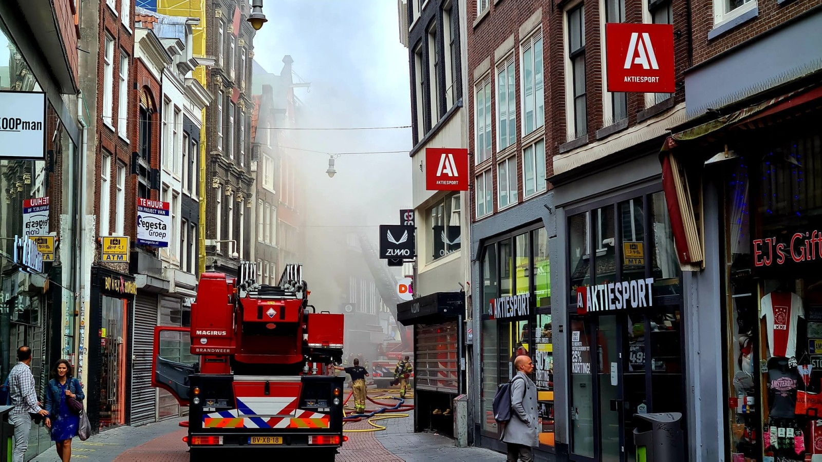 Veel rook bij brand Nieuwendijk