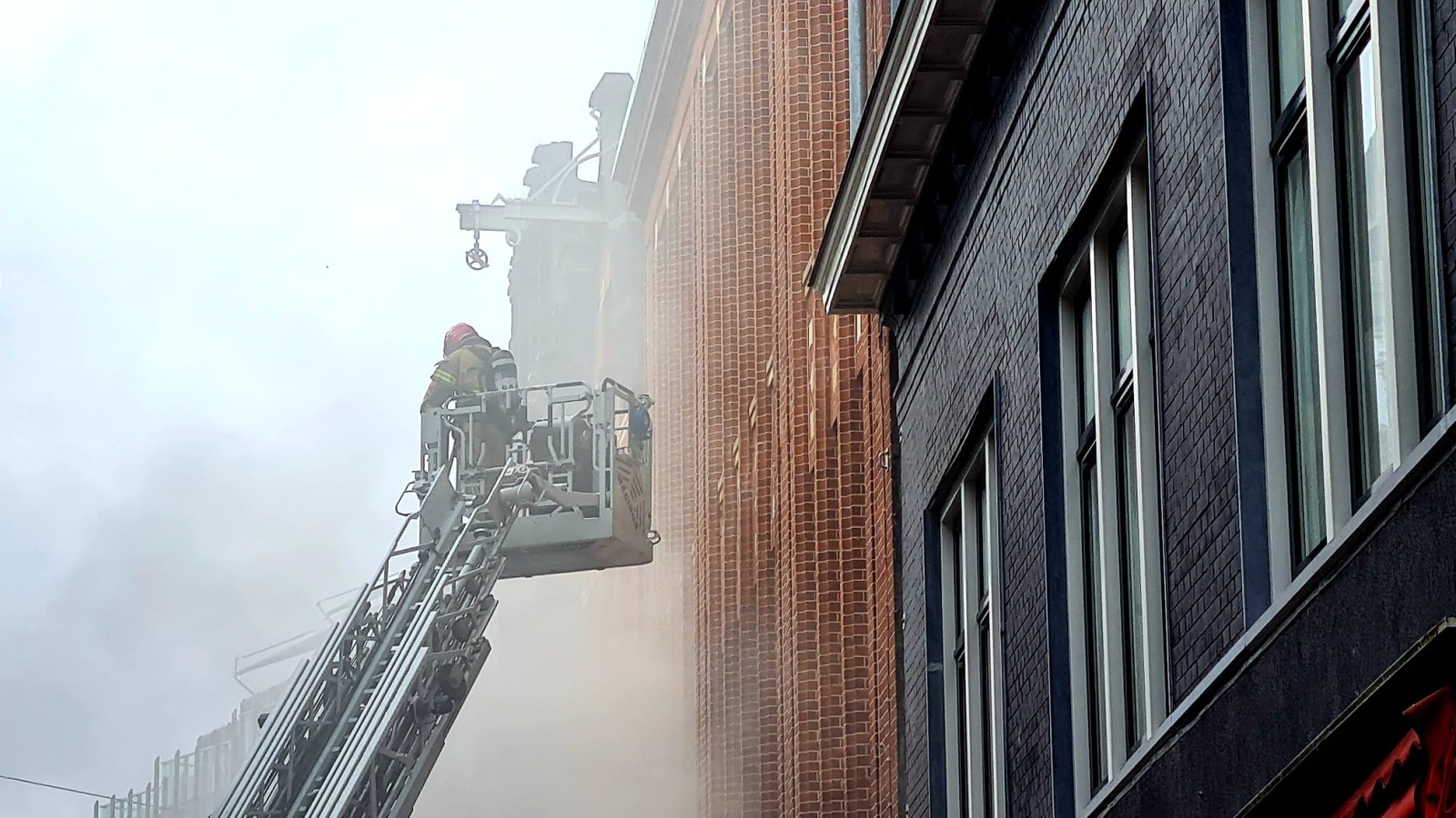 Veel rook bij brand Nieuwendijk