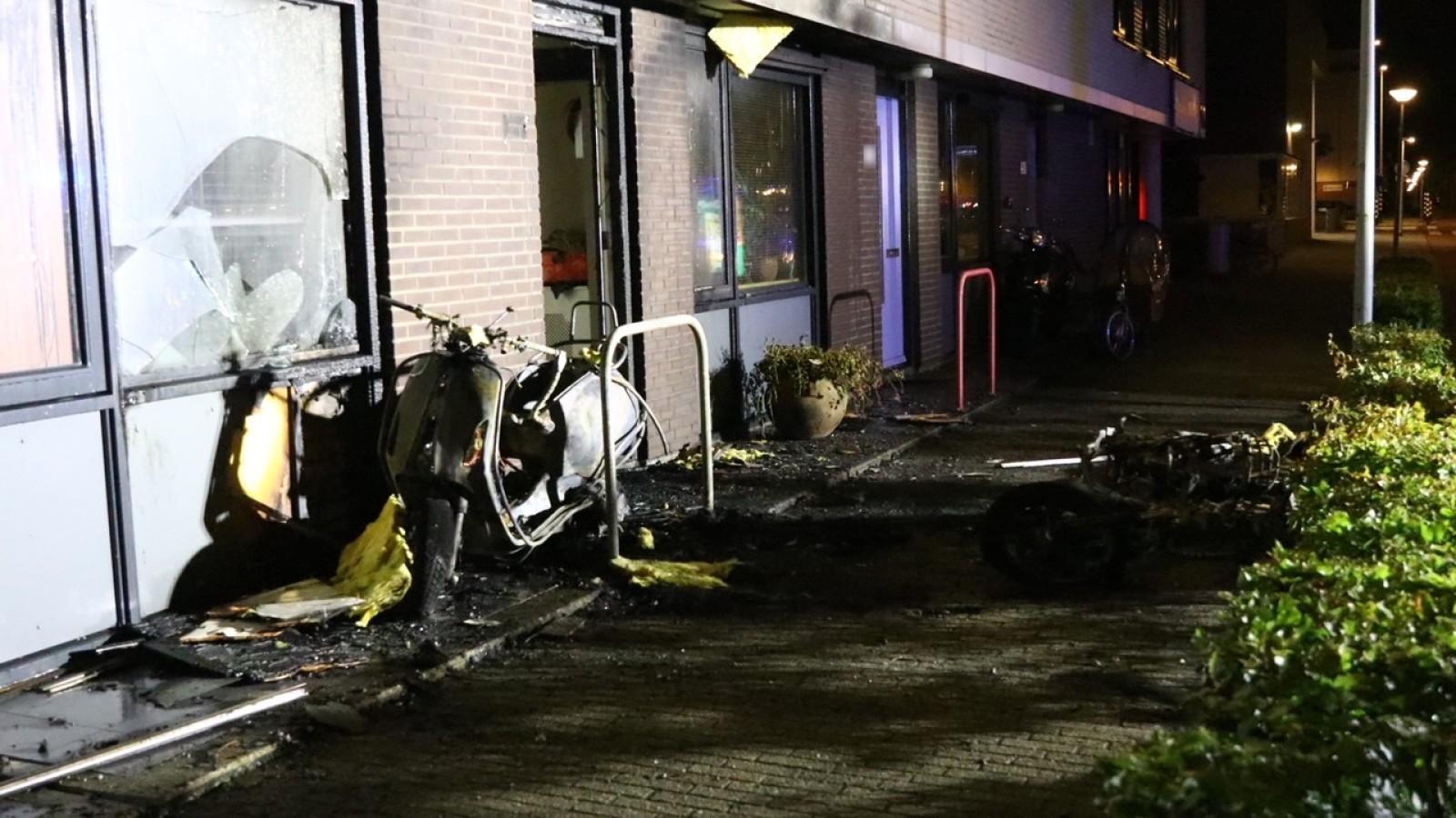 Scooterbrand slaat over naar gevel van woningen  in Sloten