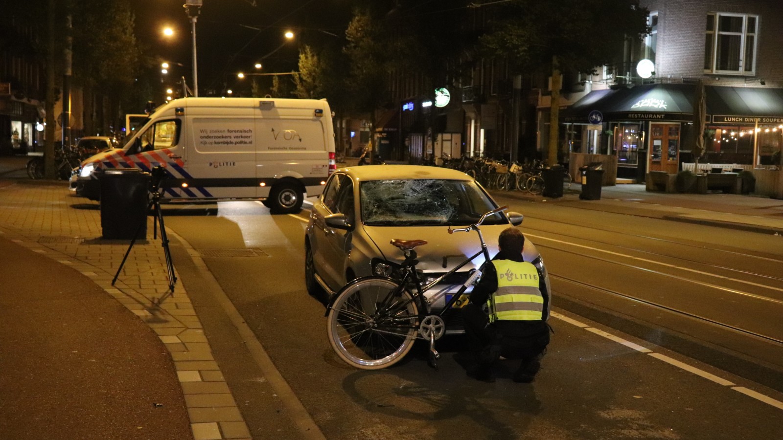 Bij inhaalmanoeuvre gevallen fietser door auto geschept