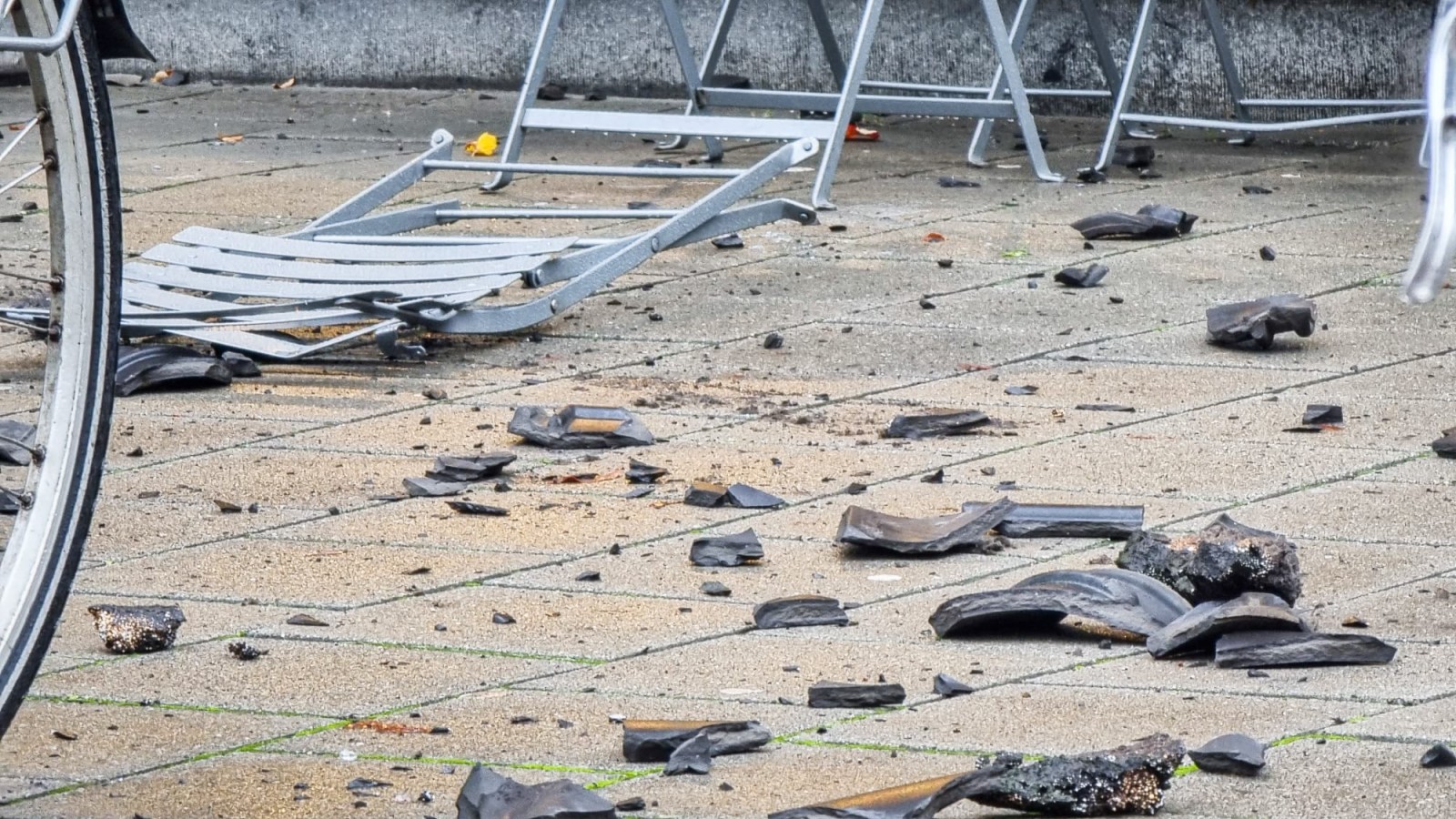 Dakpannen vallen van gebouw Scheldestraat