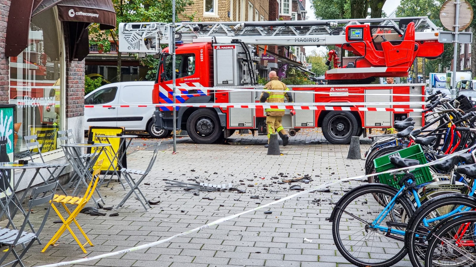 Dakpannen vallen van gebouw Scheldestraat