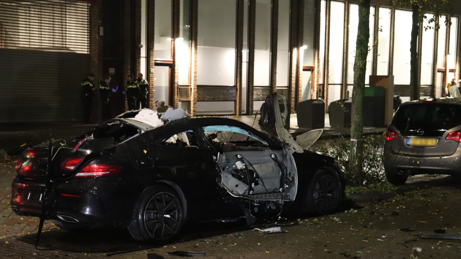 Dak van geparkeerde auto afgeblazen op IJburg