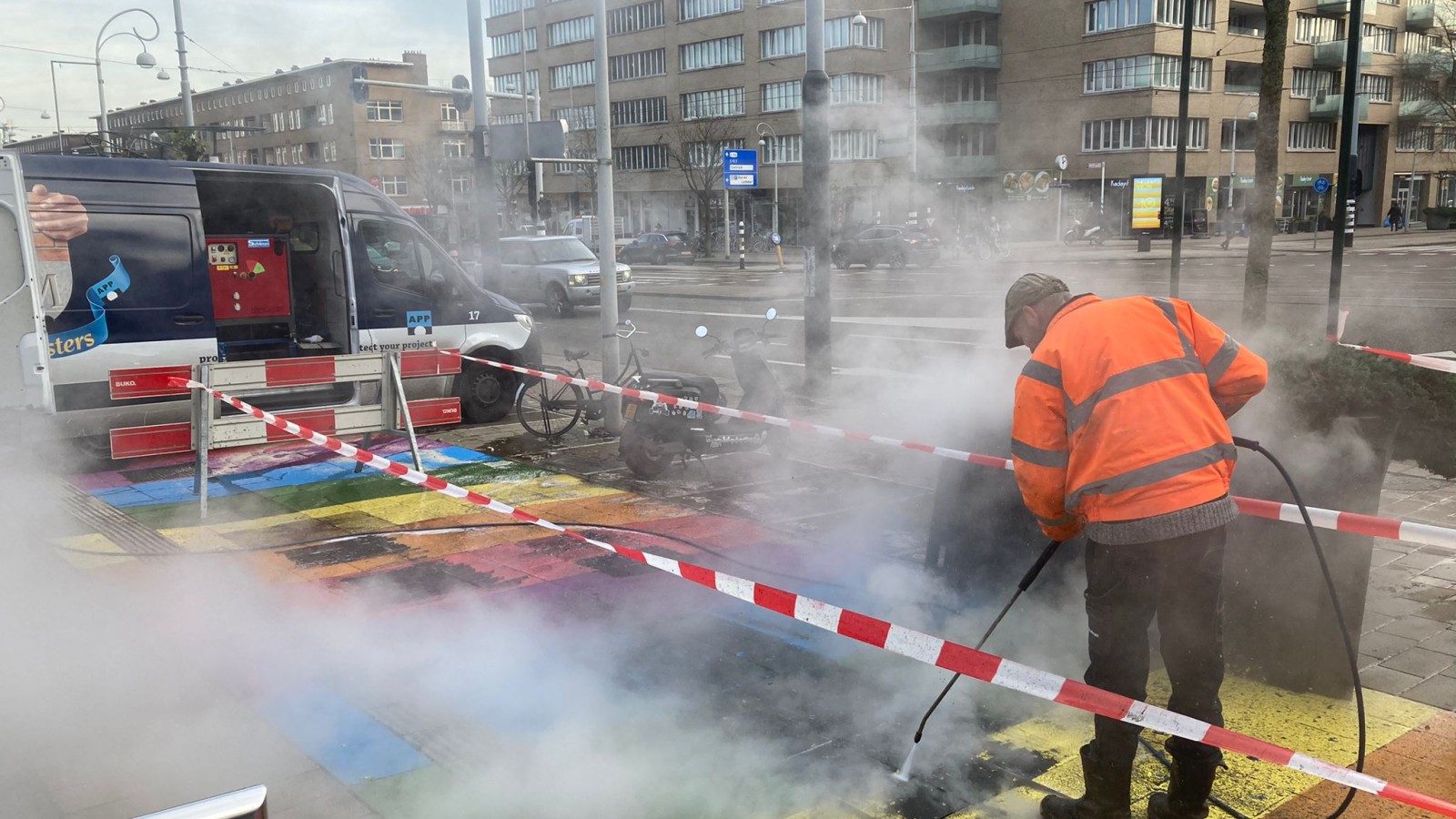 Regenboogpad op Bos en Lommerplein na dag al beklad met anti-lhbtiq-tekst