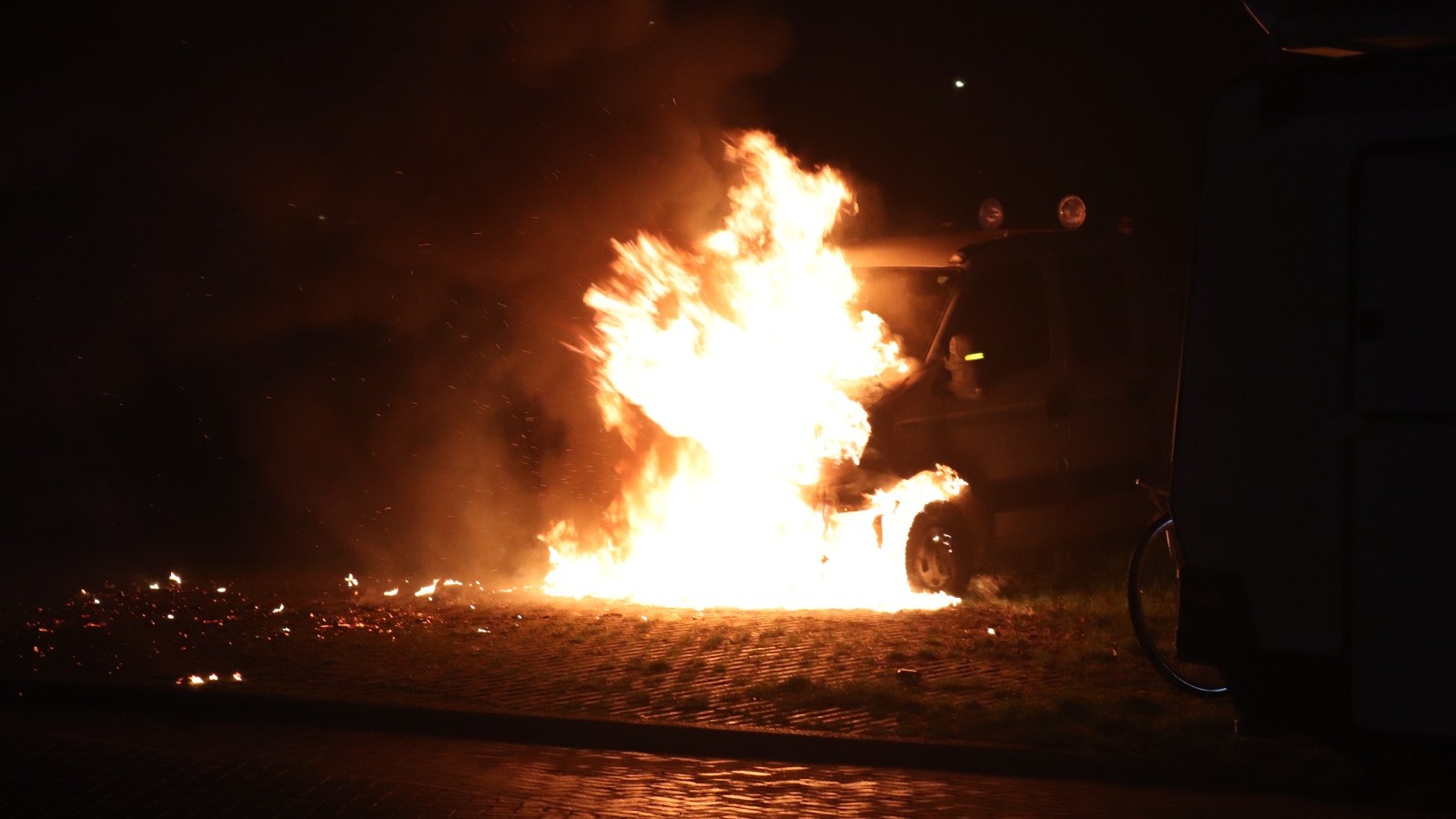 Busje in brand op Sloterweg