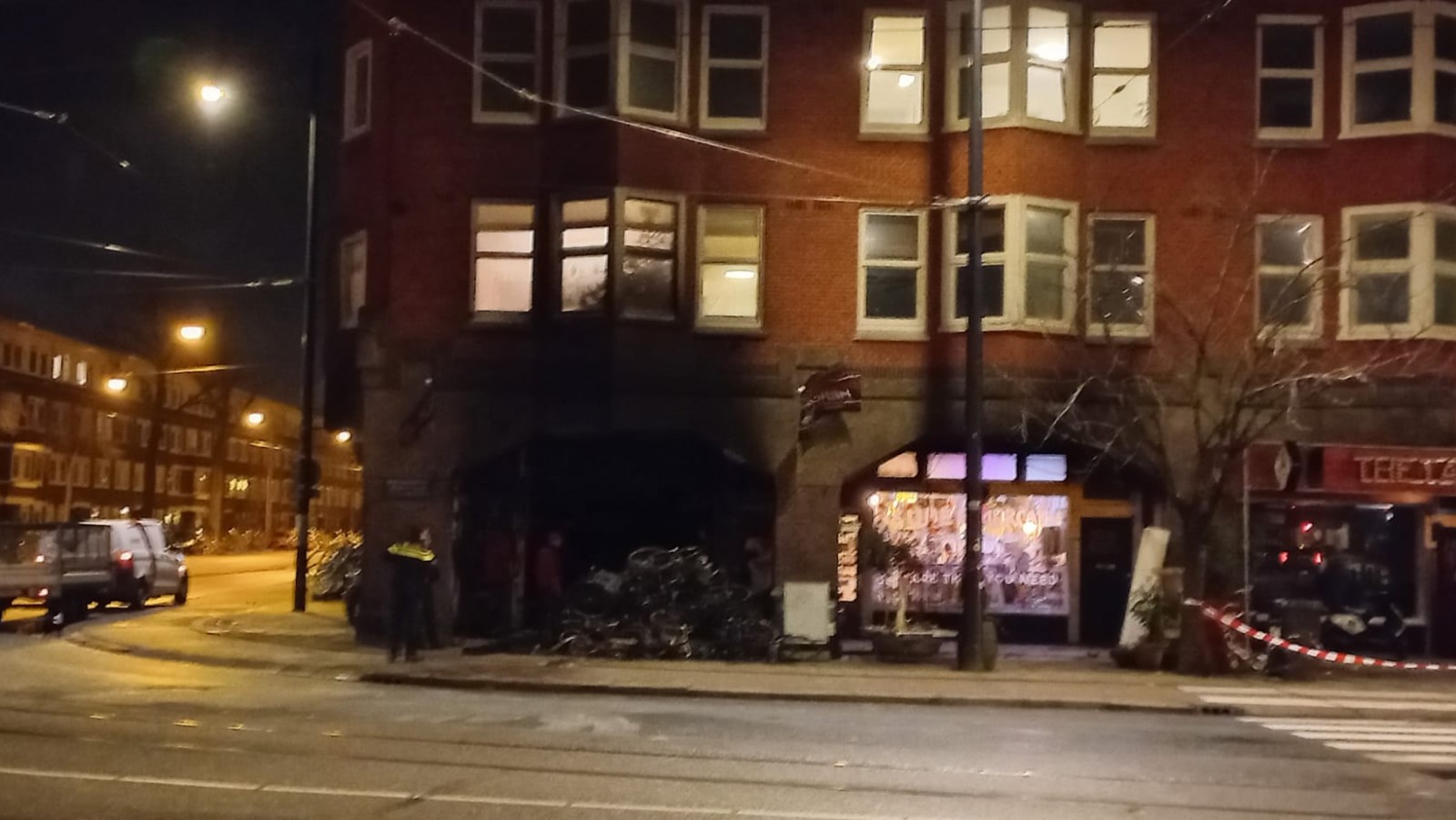 Grote brand in fietsenwinkel Mercatorplein, bovenburen moeten gered worden