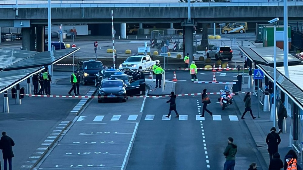 Taxi driver stabbed several times in the leg at Schiphol airport