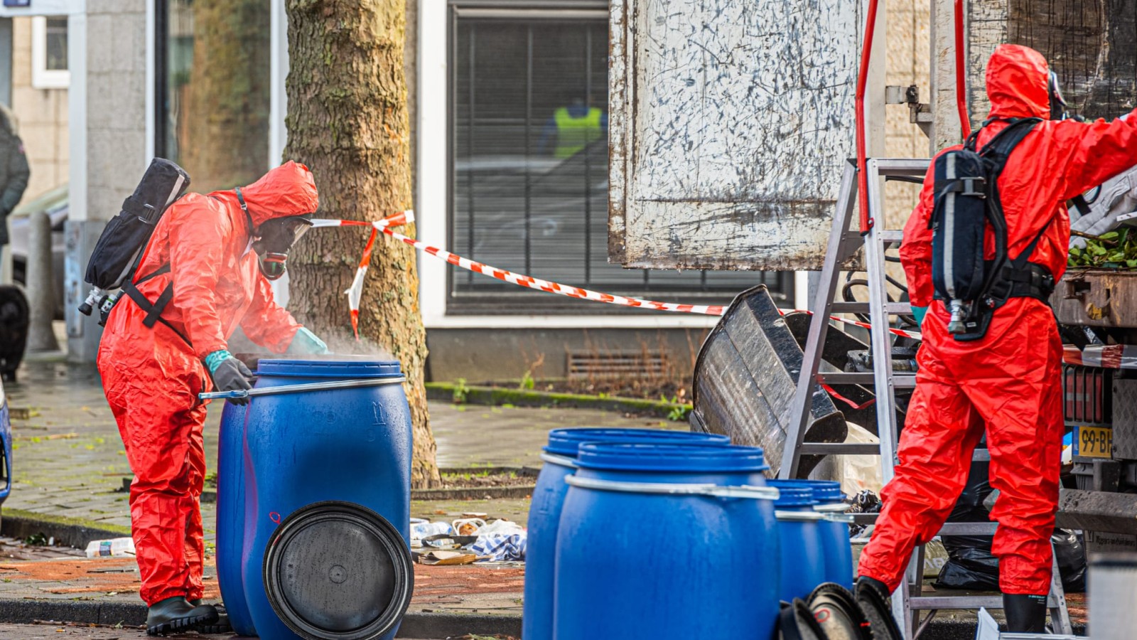 Flesje met bijtende stof in Comeniusstraat