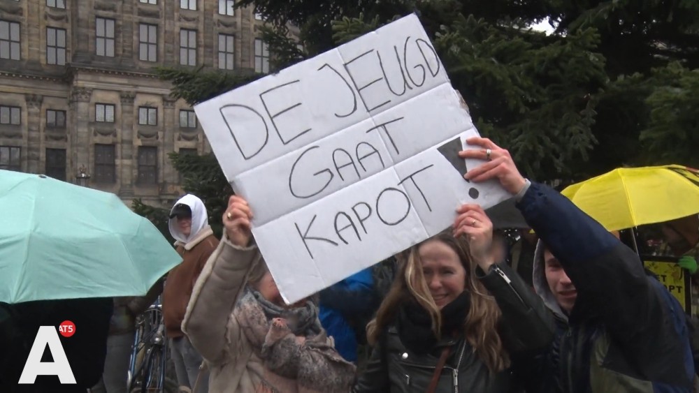 Students also want to enter the lecture hall again and demonstrate on Dam Square