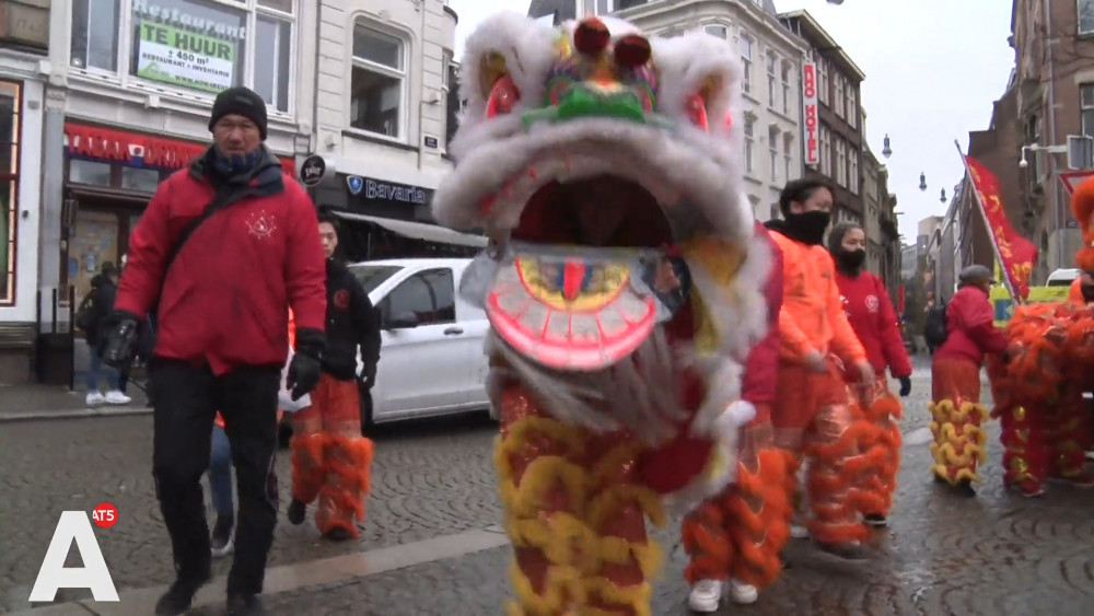 Vuurwerk, leeuwen en trommels Chinees Nieuwjaar op de Dam AT5