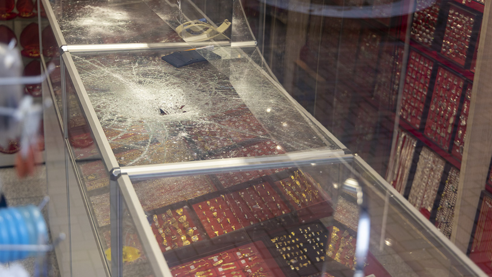 Drietal slaat vitrines in met hamers bij overval op juwelier Bijlmerplein