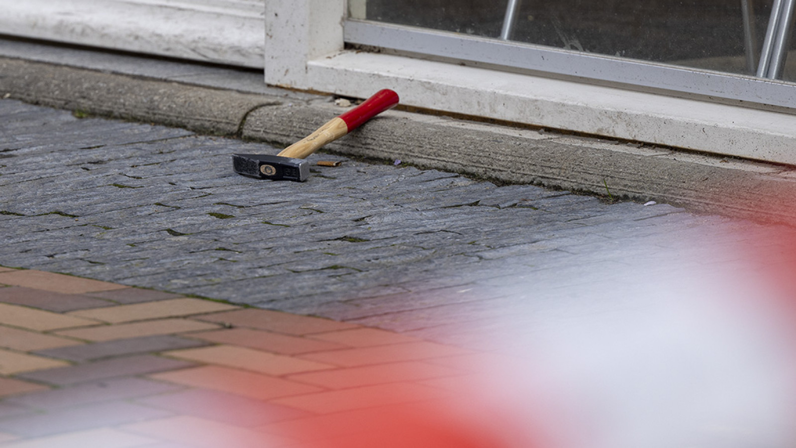 Drietal slaat vitrines in met hamers bij overval op juwelier Bijlmerplein