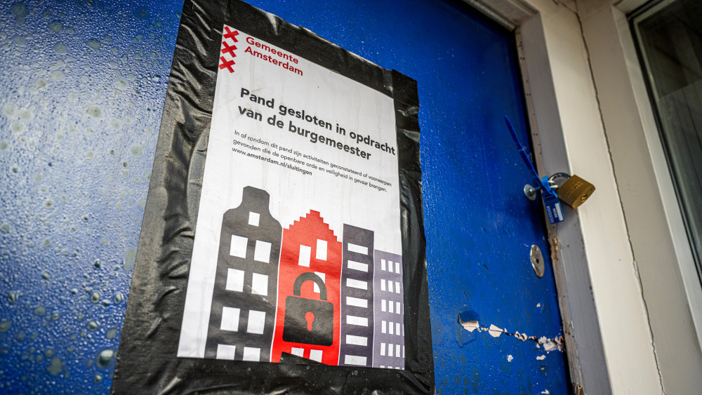 Woning in Venserpolder gesloten na vondst duizenden euro's cashgeld en coke