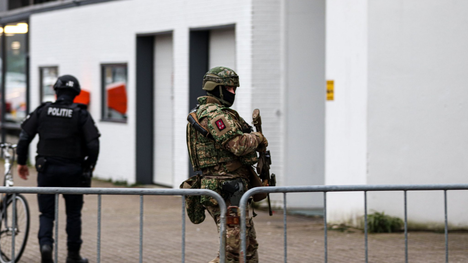 Leger beveiligt Marengoproces in de Bunker in Osdorp