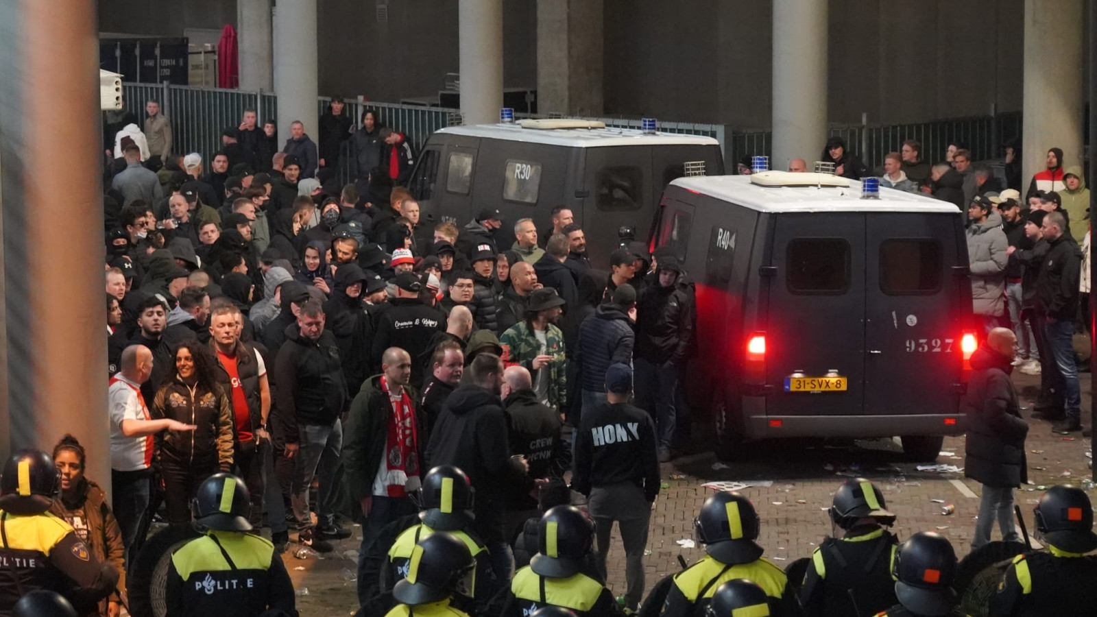 Confrontatie tussen Ajax-supporters en politie (Ajax-Benfica)