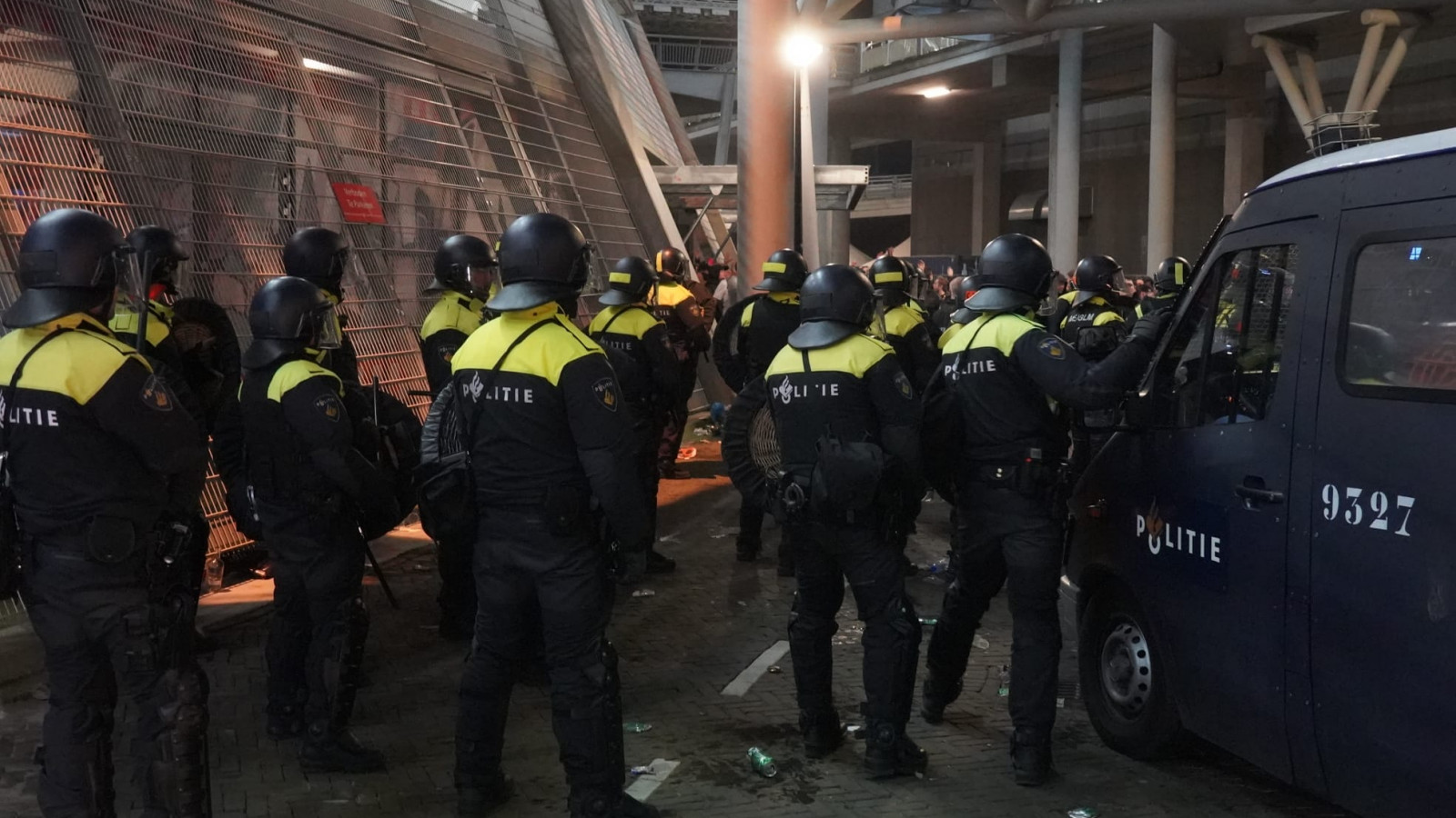 Confrontatie tussen supporters en politie (Ajax-Benfica)