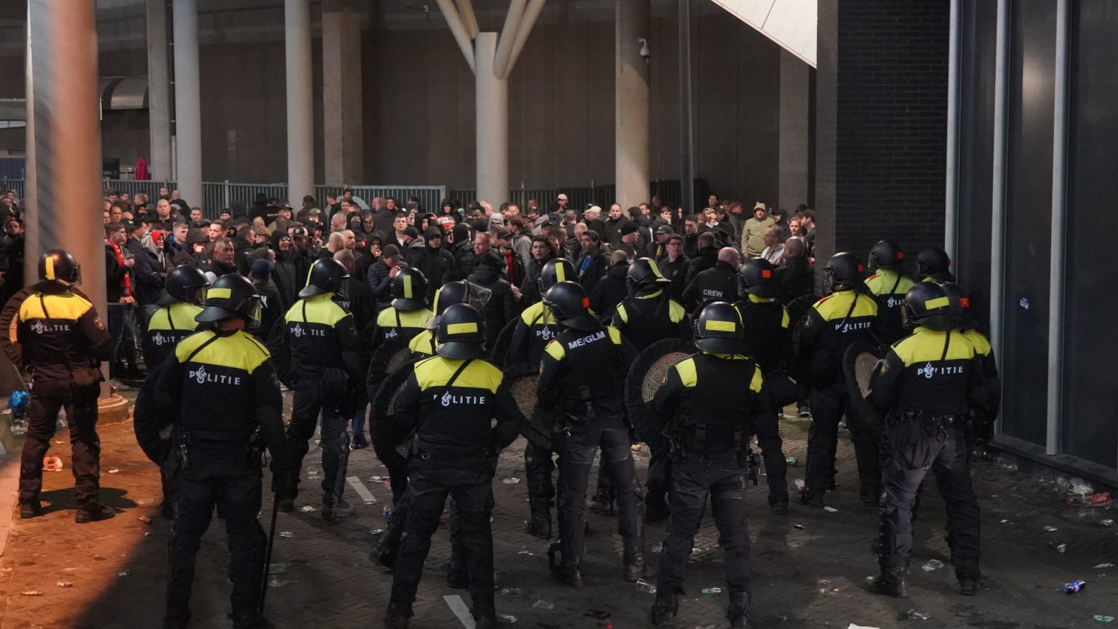 Confrontatie tussen supporters en politie (Ajax-Benfica)