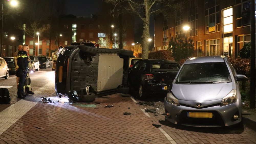 Auto Op Zijkant Beland Na Rammen Van Twee Geparkeerde Auto's - AT5