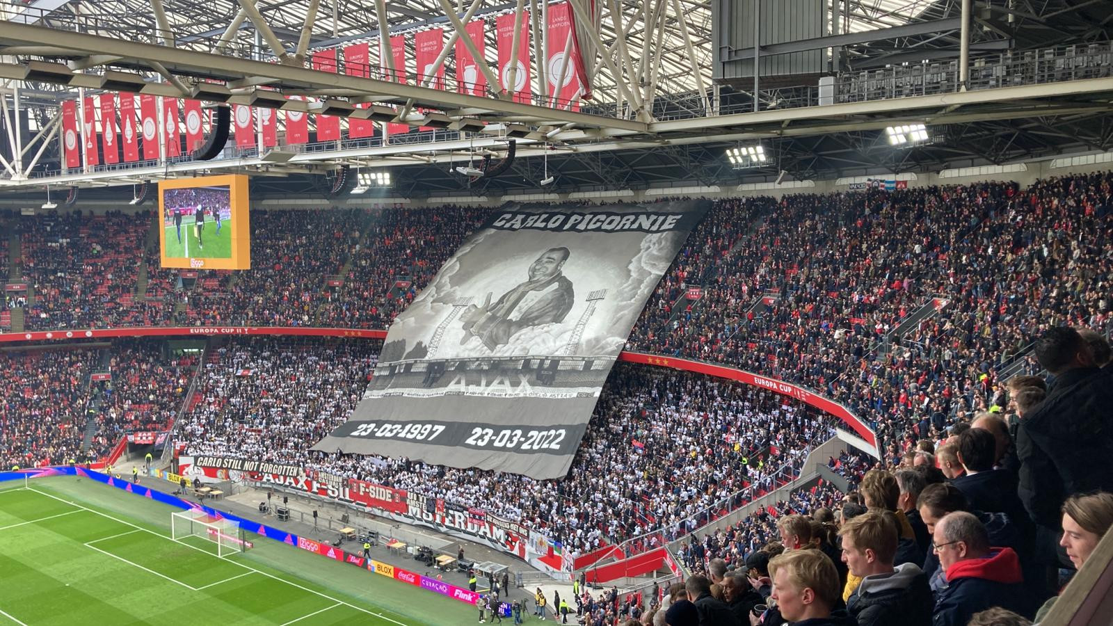 Eerbetoon aan Ajax-fan Carlo Picornie voorafgaand aan de Klassieker