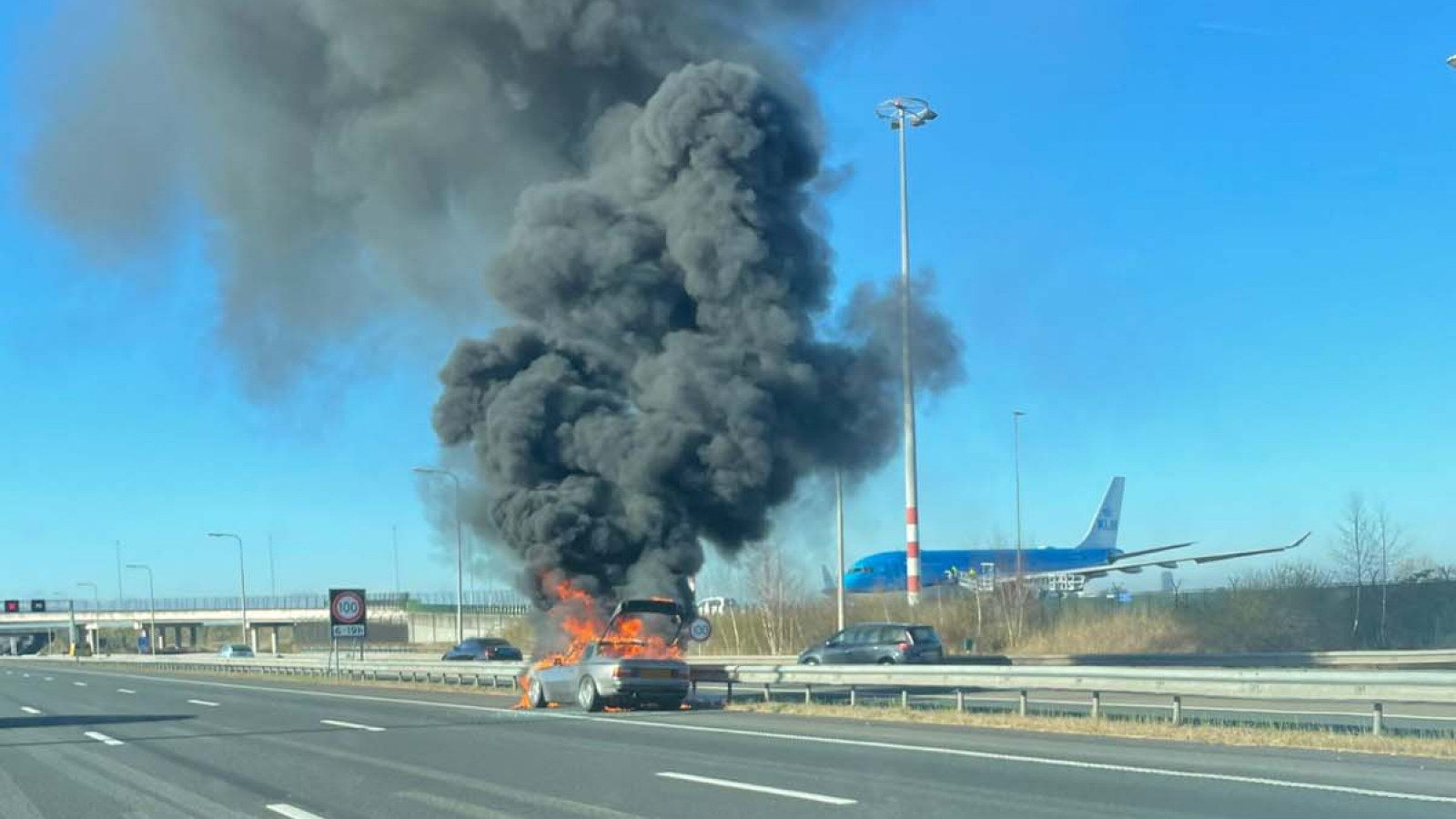 Brandende auto op A4 bij Schiphol