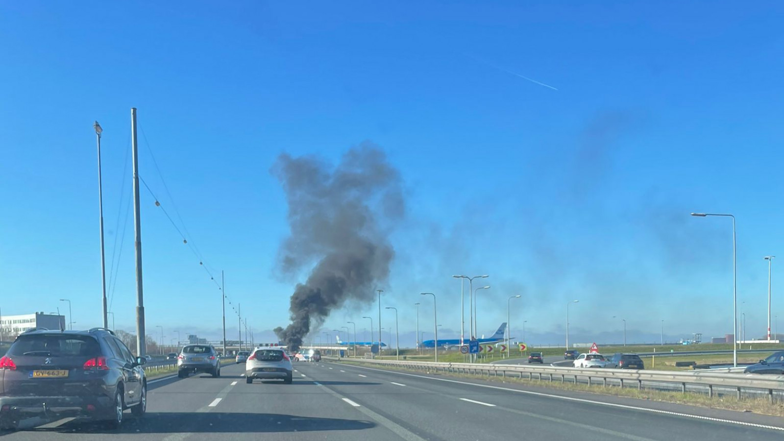 Auto in brand op A4 bij Schiphol