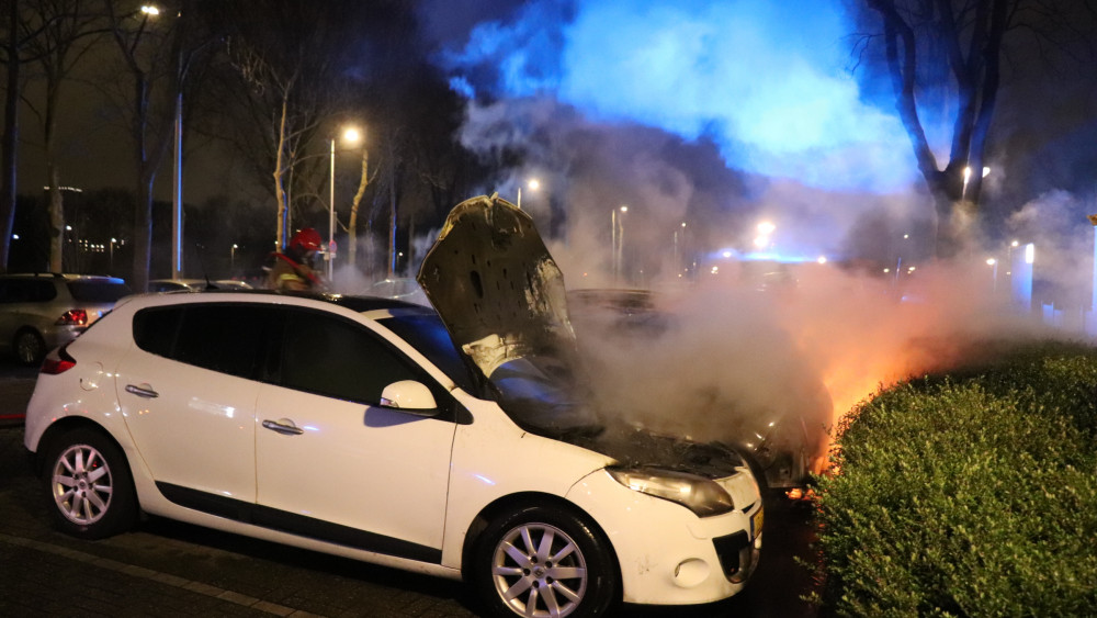 Twee+auto%E2%80%99s+verwoest+door+brand+bij+station+Leiden+de+Vink