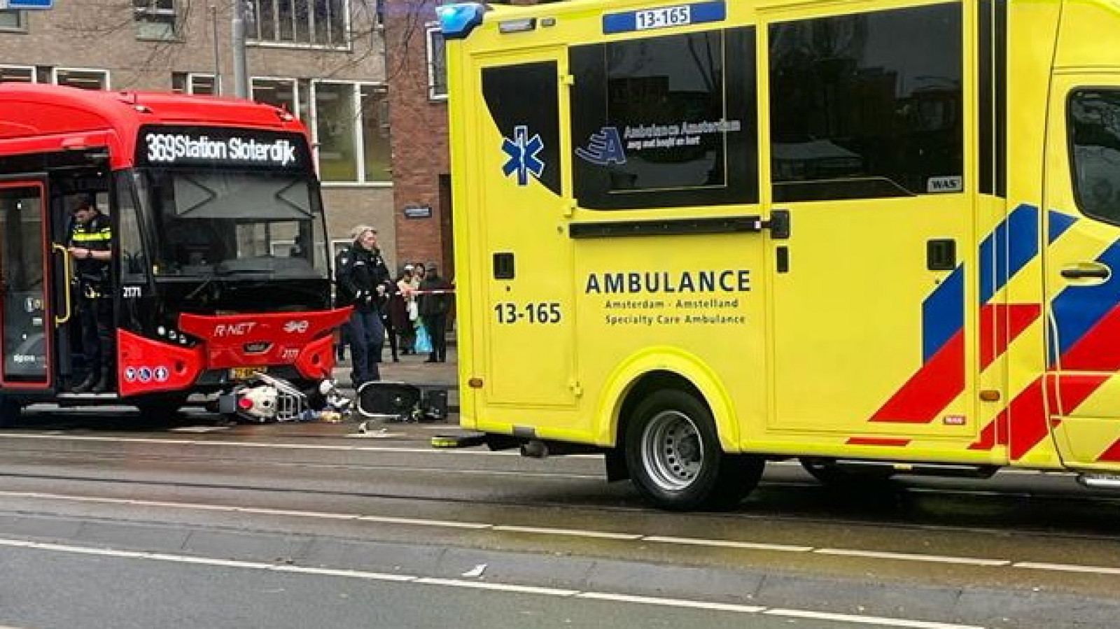 Scooterrijder gewond bij aanrijding met lijnbus op Slotermeerlaan