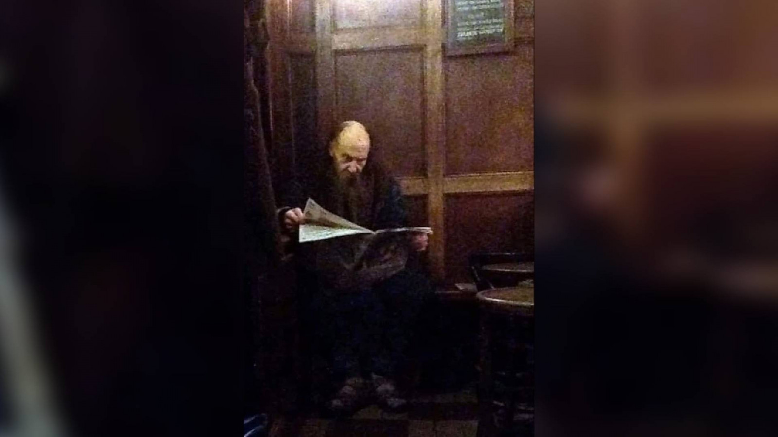 Paul in Café Smalle, waar hij graag de krant las