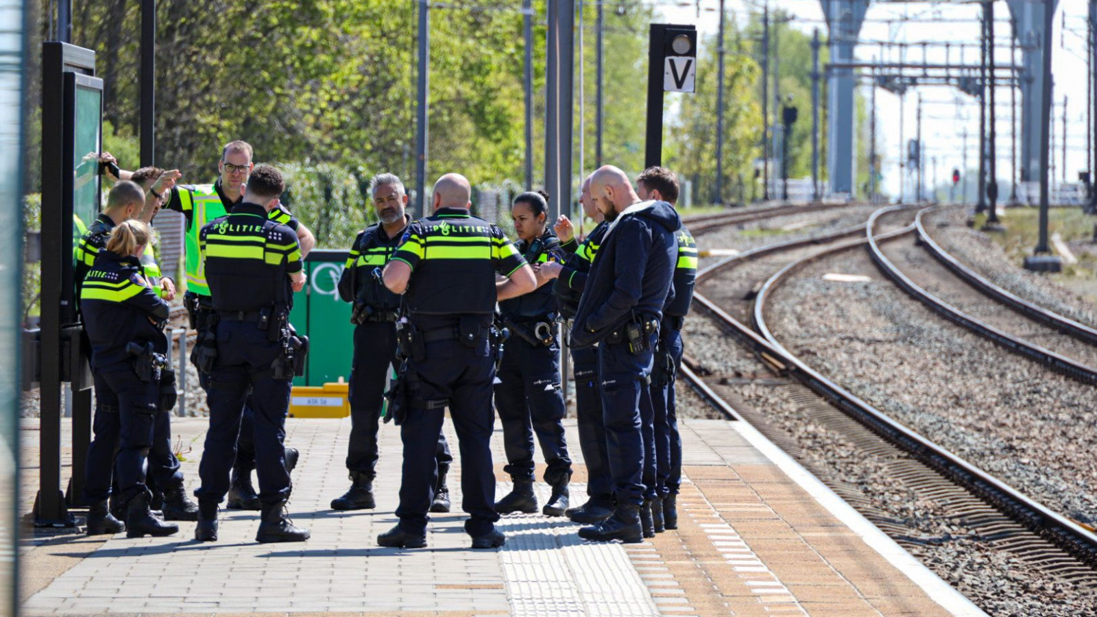Politie massaal bij station Weesp