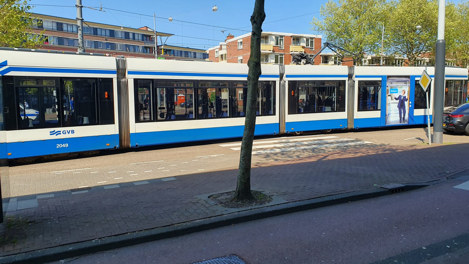 Tram 3 ontspoord bij Muiderpoortstation in Oost