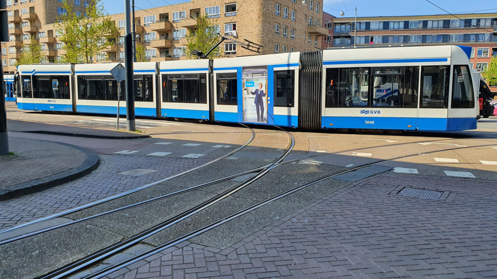 Tram 3 ontspoord bij Muiderpoortstation in Oost