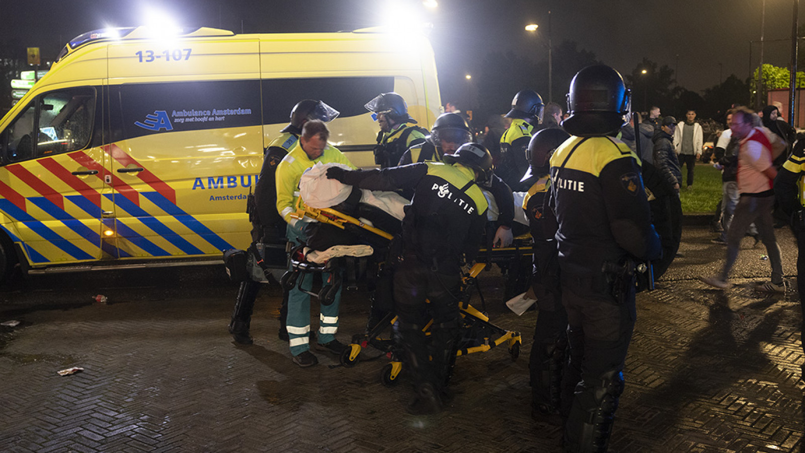 ME en Ambulance bij kampioensavond Johan Cruijff Arena